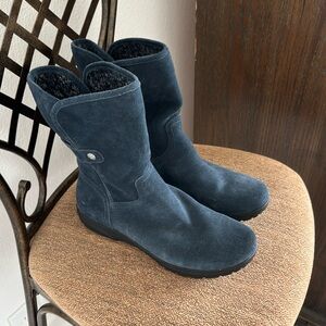 G.H. Bass and Co blue suede boots size 10 NEW.